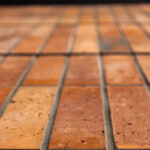 Cegła na podłodze – odważny wybór, który daje efekt „wow” na lata