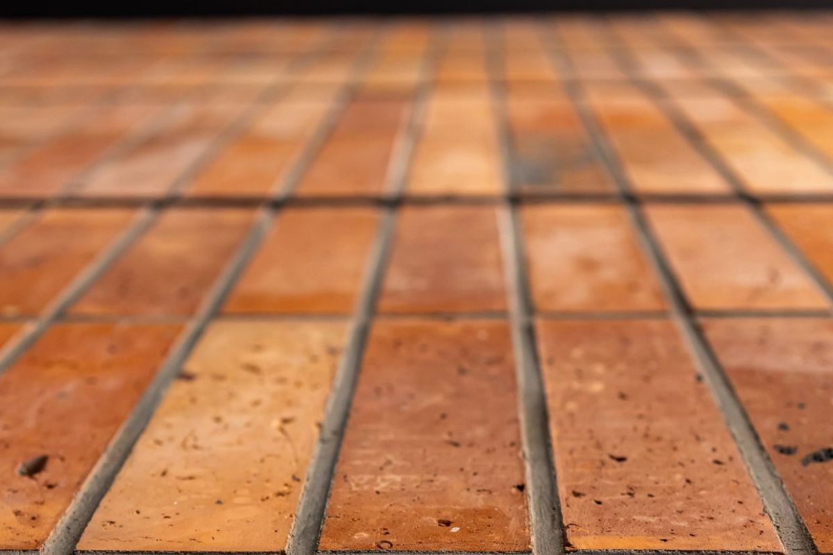 Cegła na podłodze – odważny wybór, który daje efekt „wow” na lata