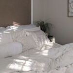 Czy łóżko tapicerowane jest wygodne i praktyczne w użytkowaniu? O tym musisz pamiętać